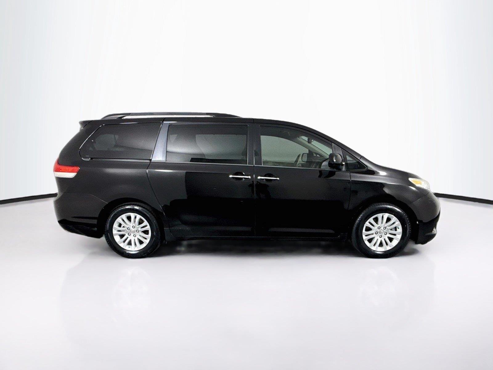 Used 2013 Black Toyota XLE image 11