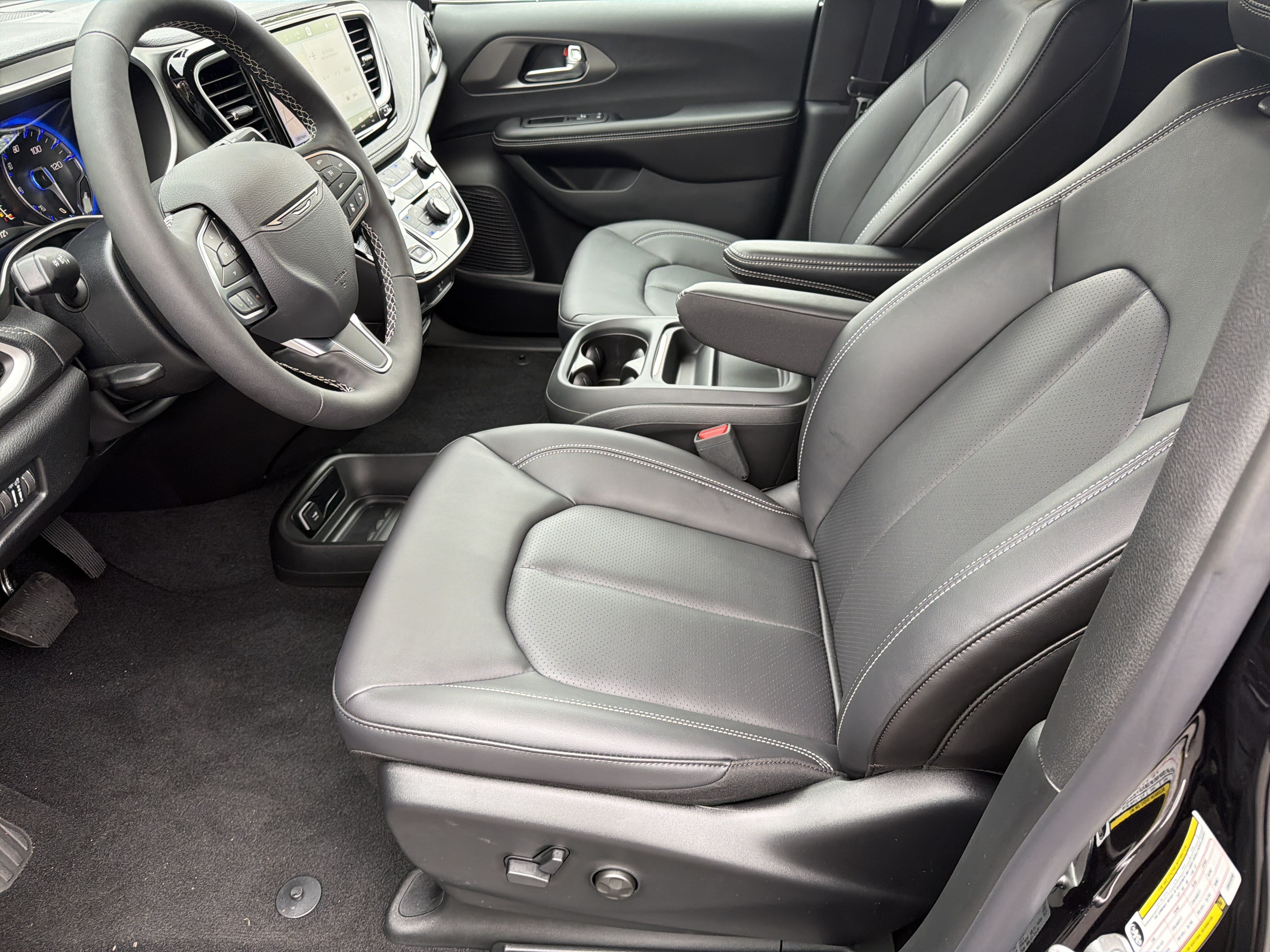 New 2027 Diamond Black Crystal Pearl-Coat Paint Chrysler Select image 11