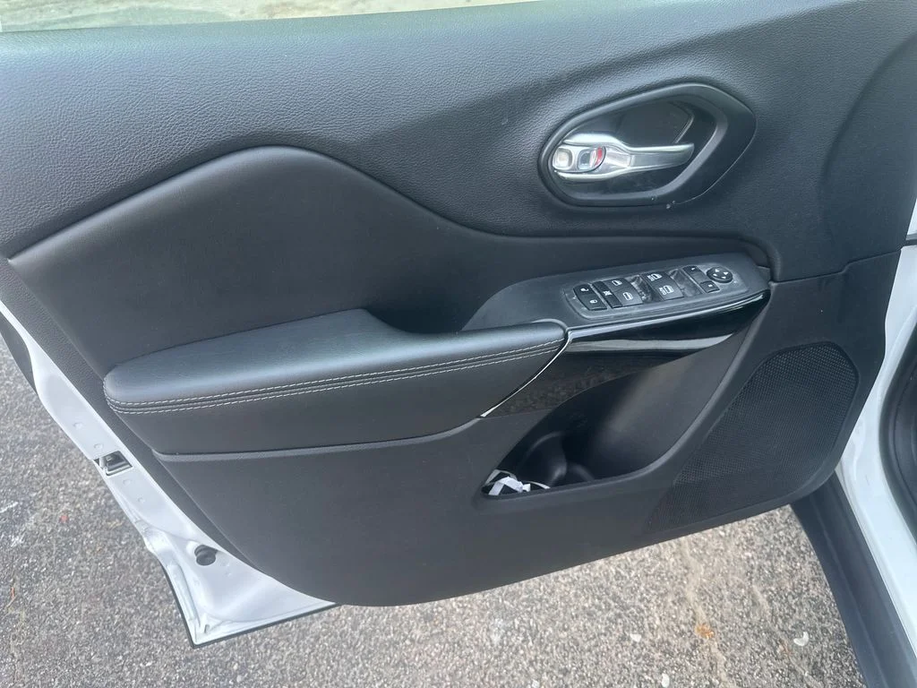 Used 2023 White Jeep Altitude image 10