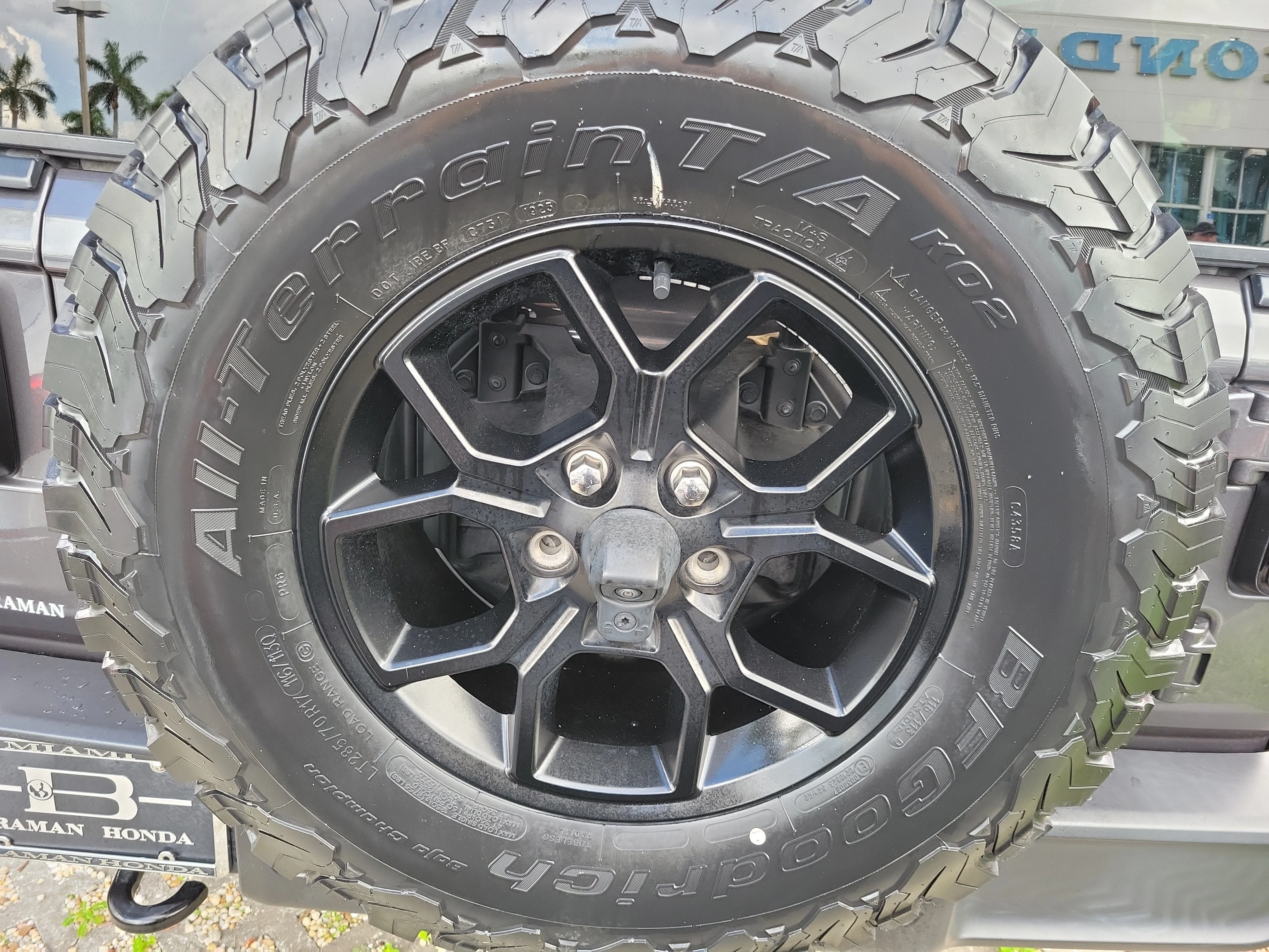 Used 2024 Granite Crystal Metallic Clearcoat Jeep Sport image 7