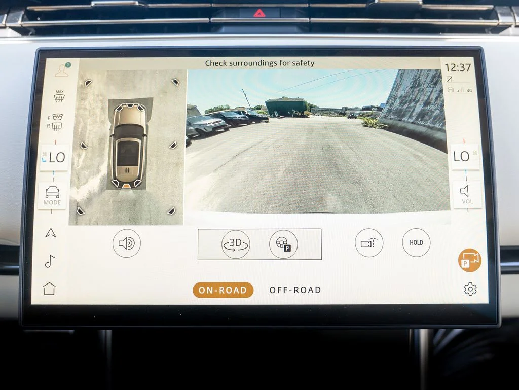 Used 2025 White Land Rover SE image 30