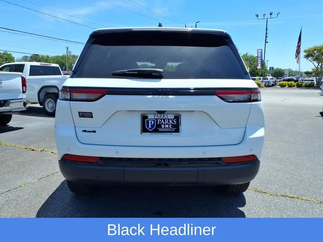 Used 2025 White Jeep Altitude image 33