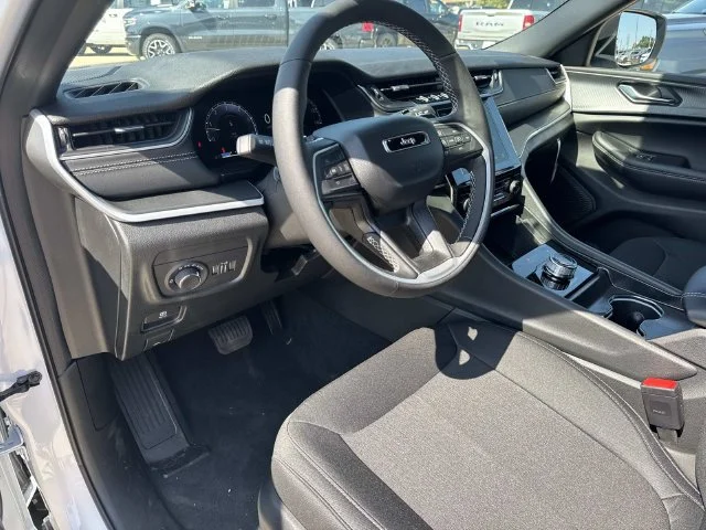 New 2026 Bright White Clear-Coat Exterior Paint Jeep Laredo X image 19