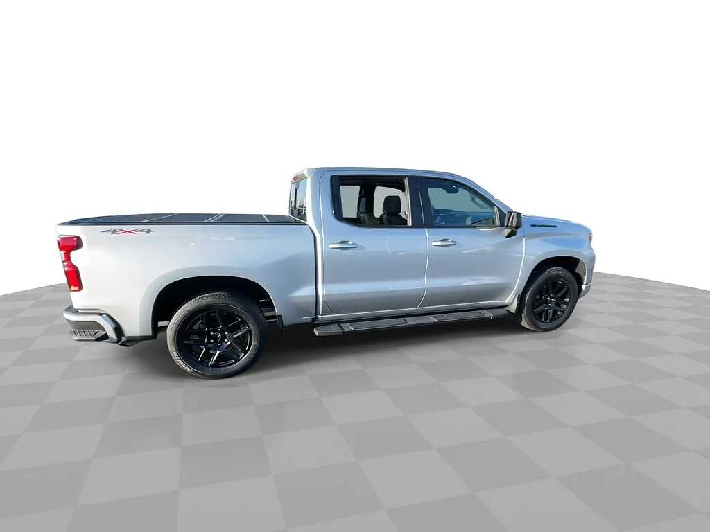 Used 2022 Silver Ice Metallic Chevrolet RST image 2