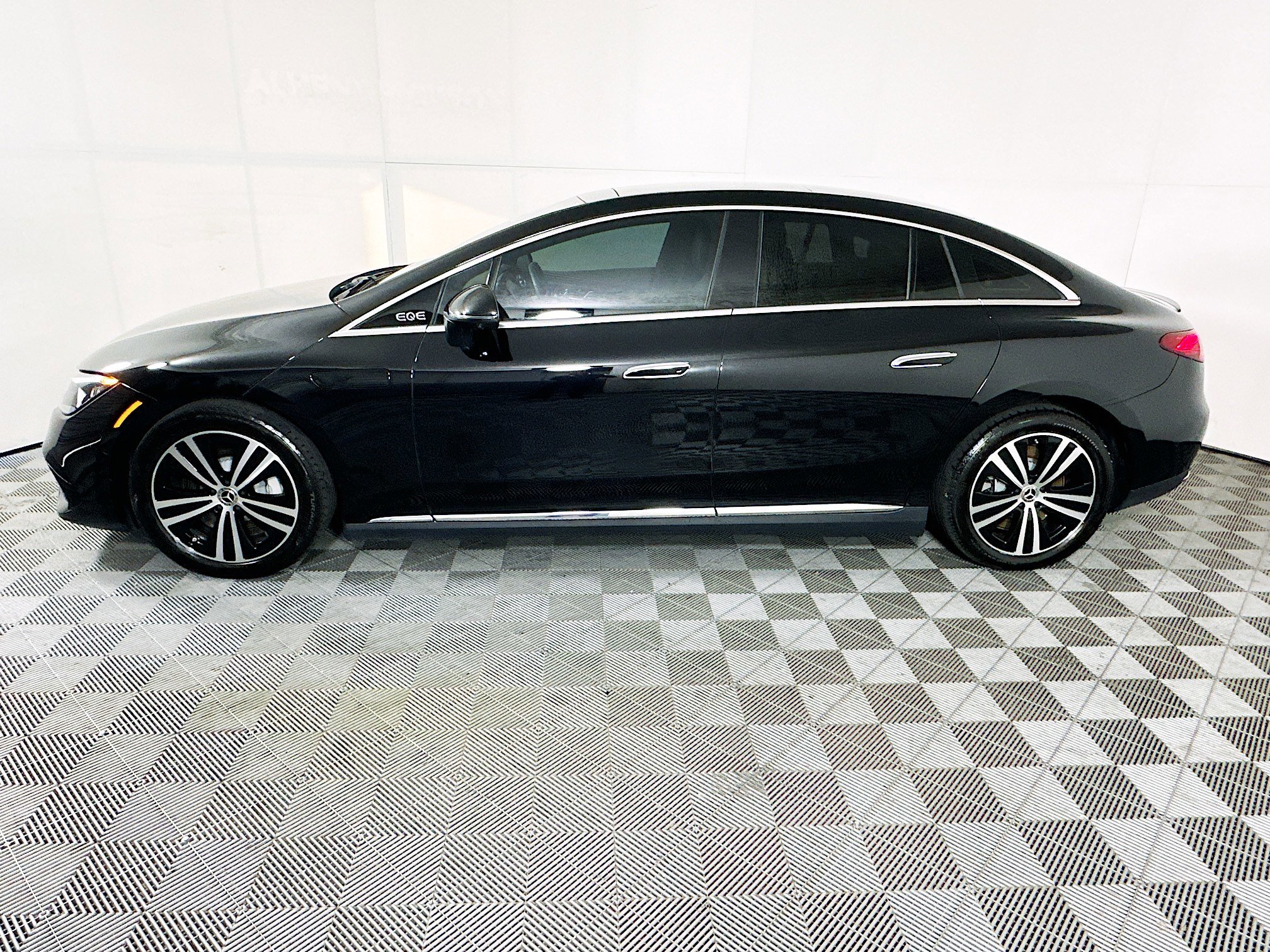 2023 Mercedes-Benz EQE thumbnail 8