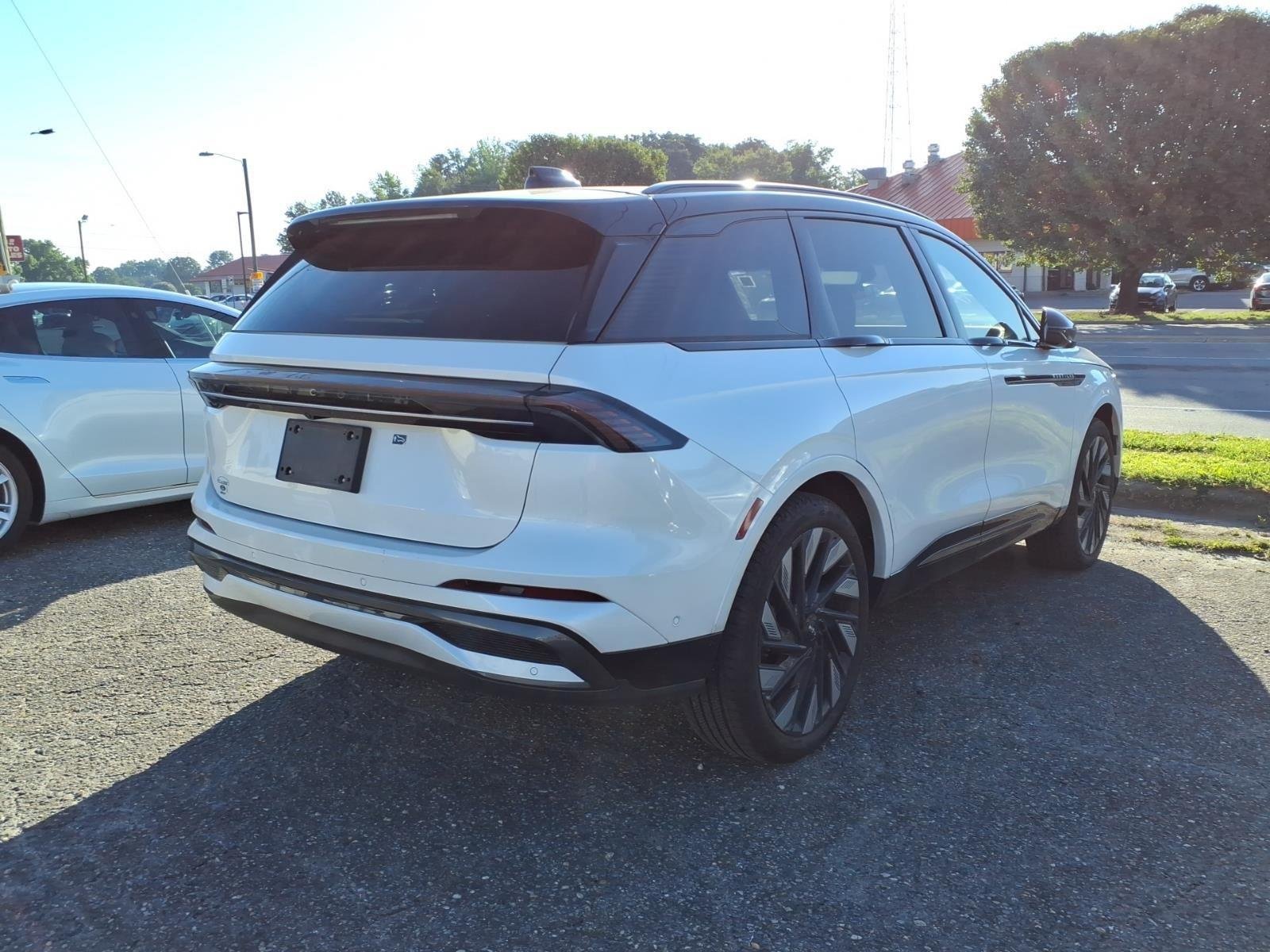 Used 2024 White Platinum Metallic Tri-Coat Lincoln Reserve image 5