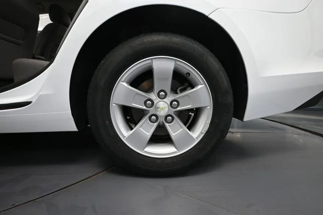 Used 2015 White Chevrolet LS image 9