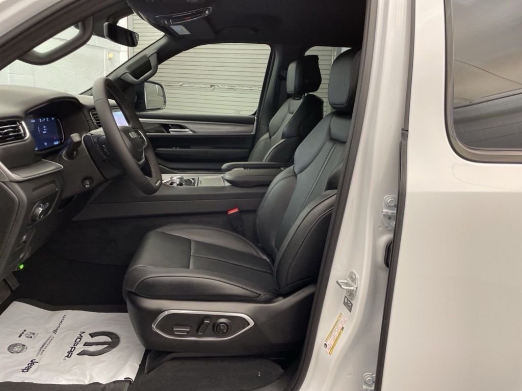 New 2026 Bright White Clear-Coat Exterior Paint Jeep Limited Altitude image 17