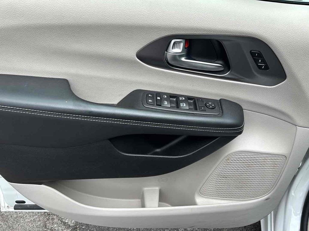 Used 2023 White Chrysler Touring L image 27
