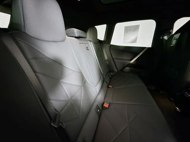 Used 2024 White BMW xDrive50 image 29