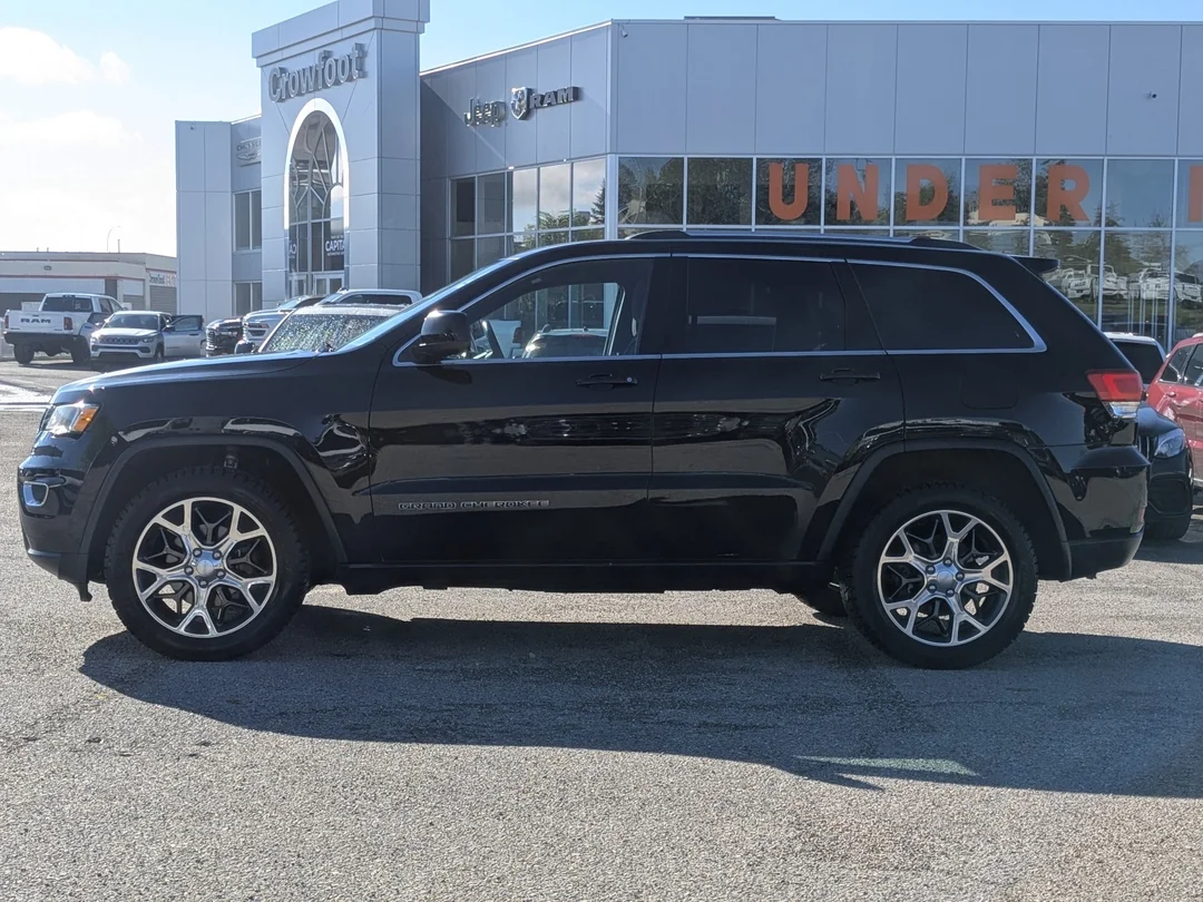 Used 2018 Black Jeep Laredo - - 4x4 - 3.6L Pentastar V6 - Quadra-Trac I 4x4 - Keyless Go - ParkView & ParkSense & More! image 5