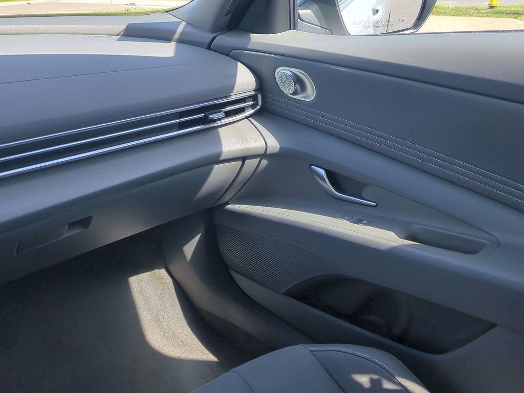 New 2026 White Hyundai SEL Sport Premium image 18