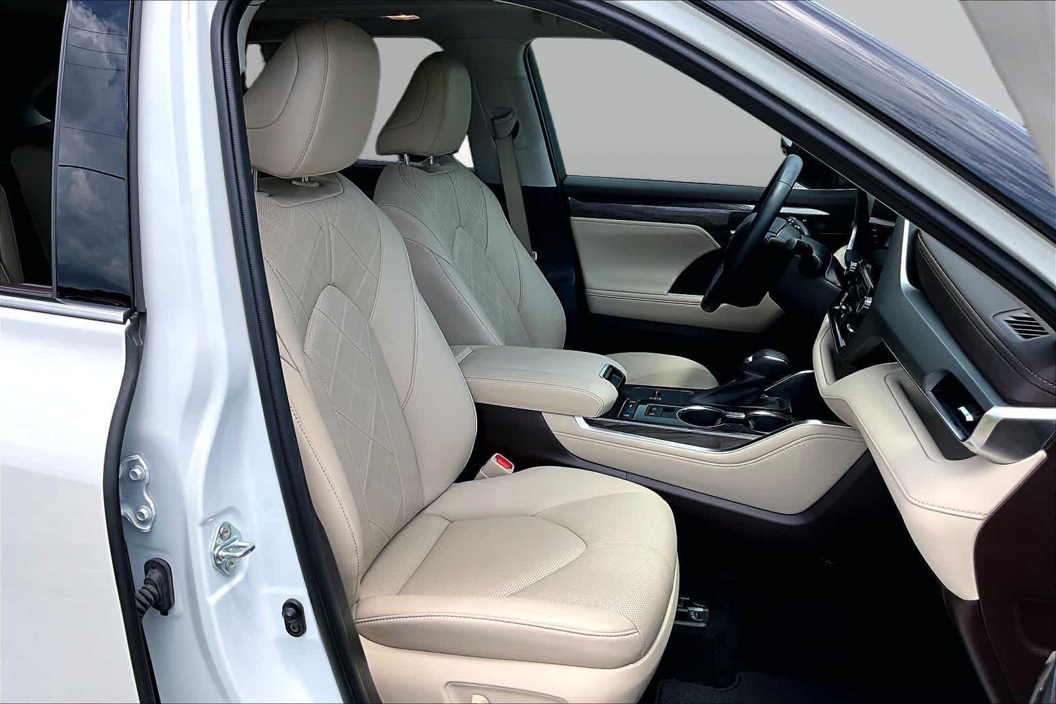 Used 2021 Blizzard Pearl Toyota Platinum image 9