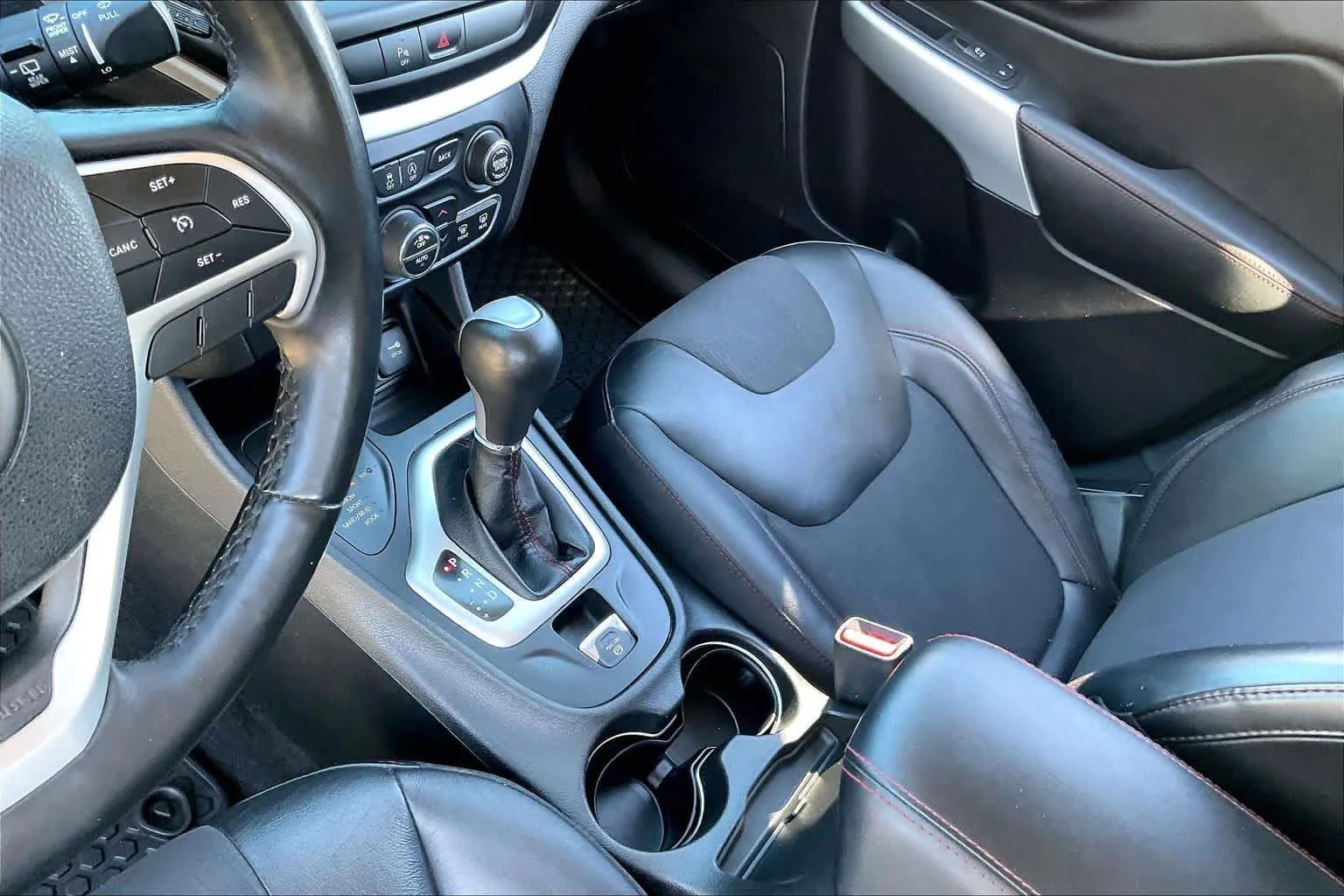 Used 2018 Diamond Black Crystal Pearlcoat Jeep Trailhawk image 16