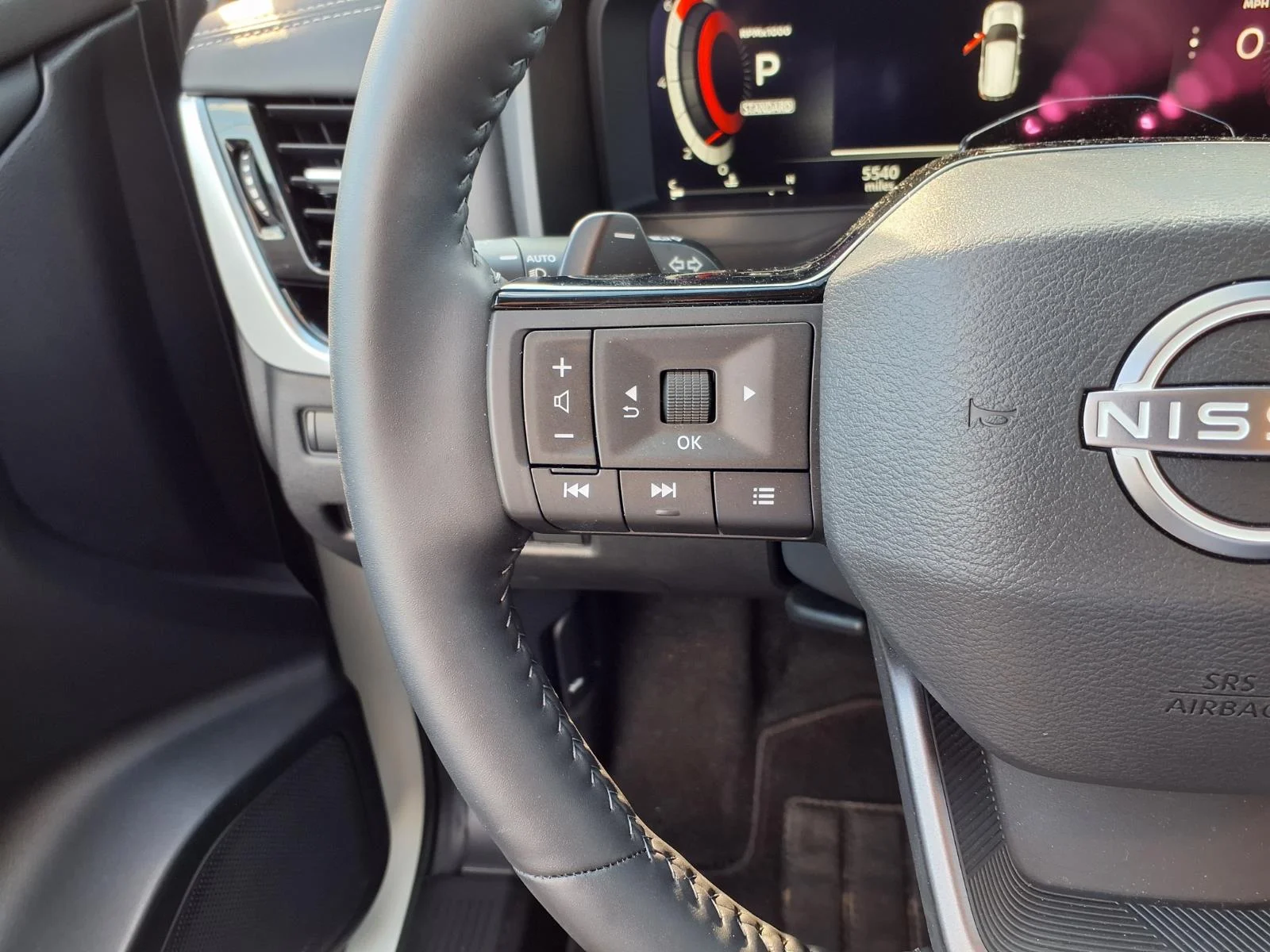 Used 2025 Everest White Pearl Nissan SL image 7