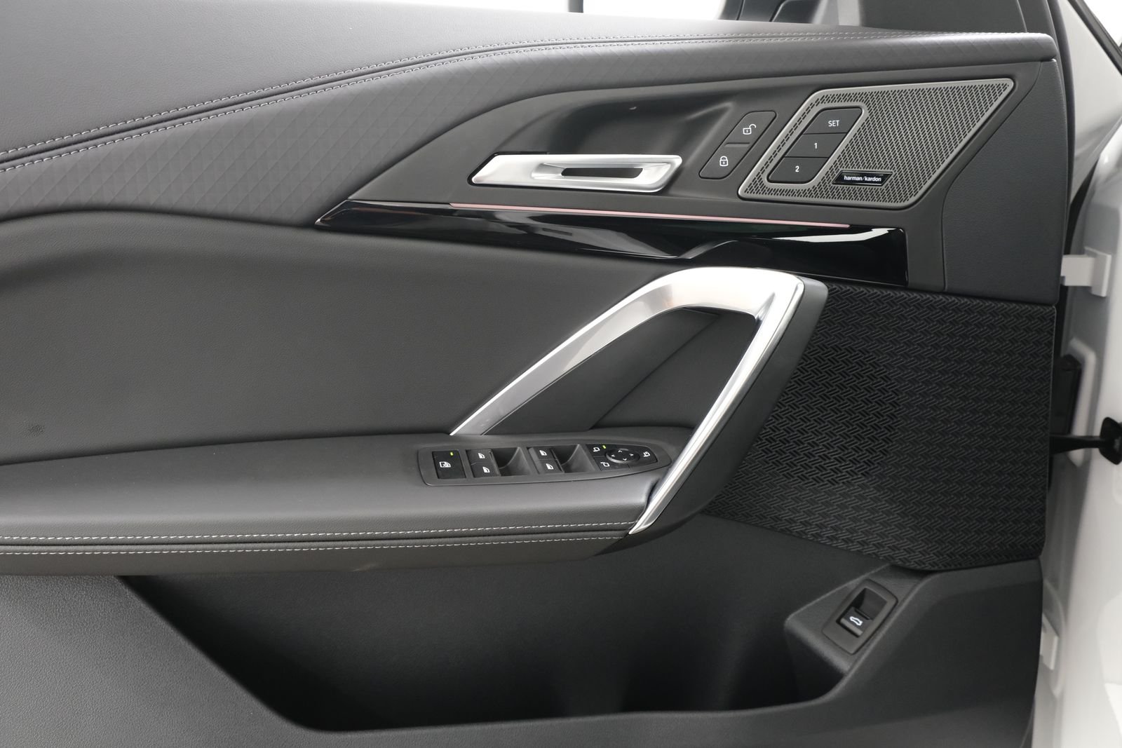 New 2026 Mineral White Metallic BMW xDrive28i image 23