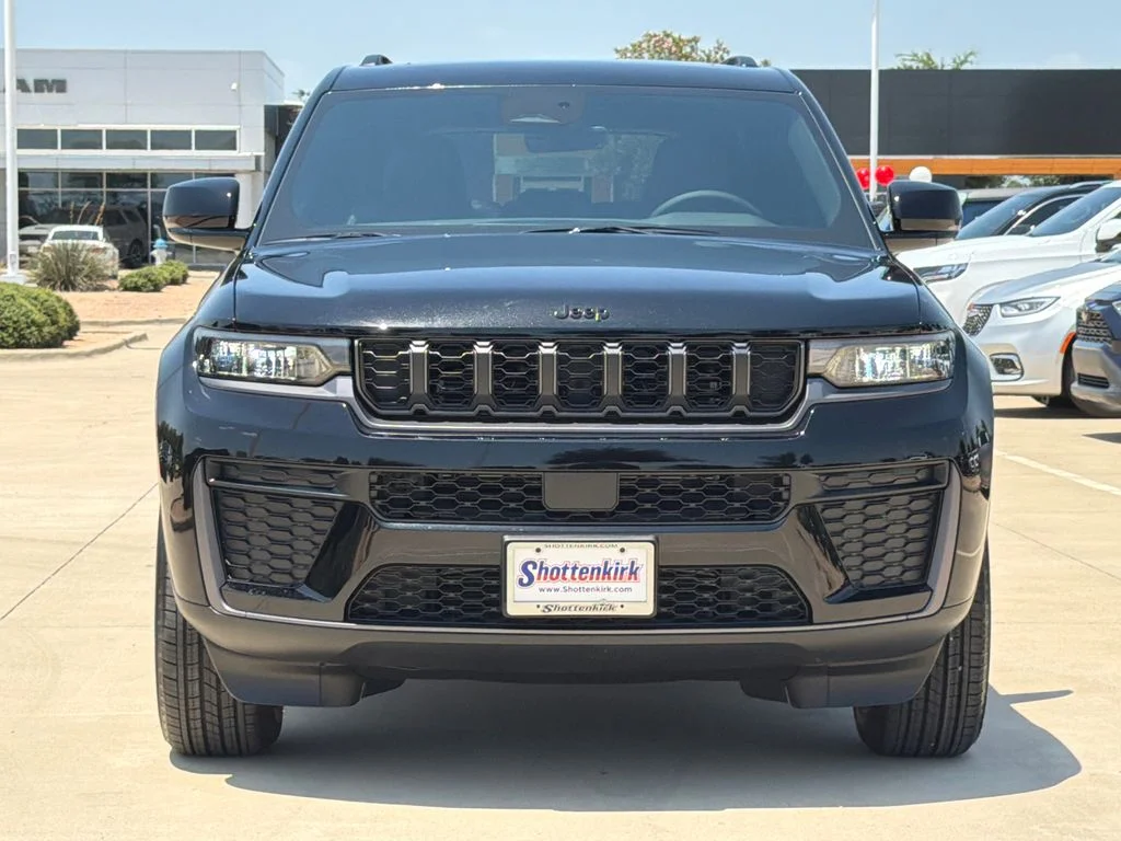 New 2026 Diamond Black Crystal Pearl-Coat Exterior Paint Jeep Altitude image 2