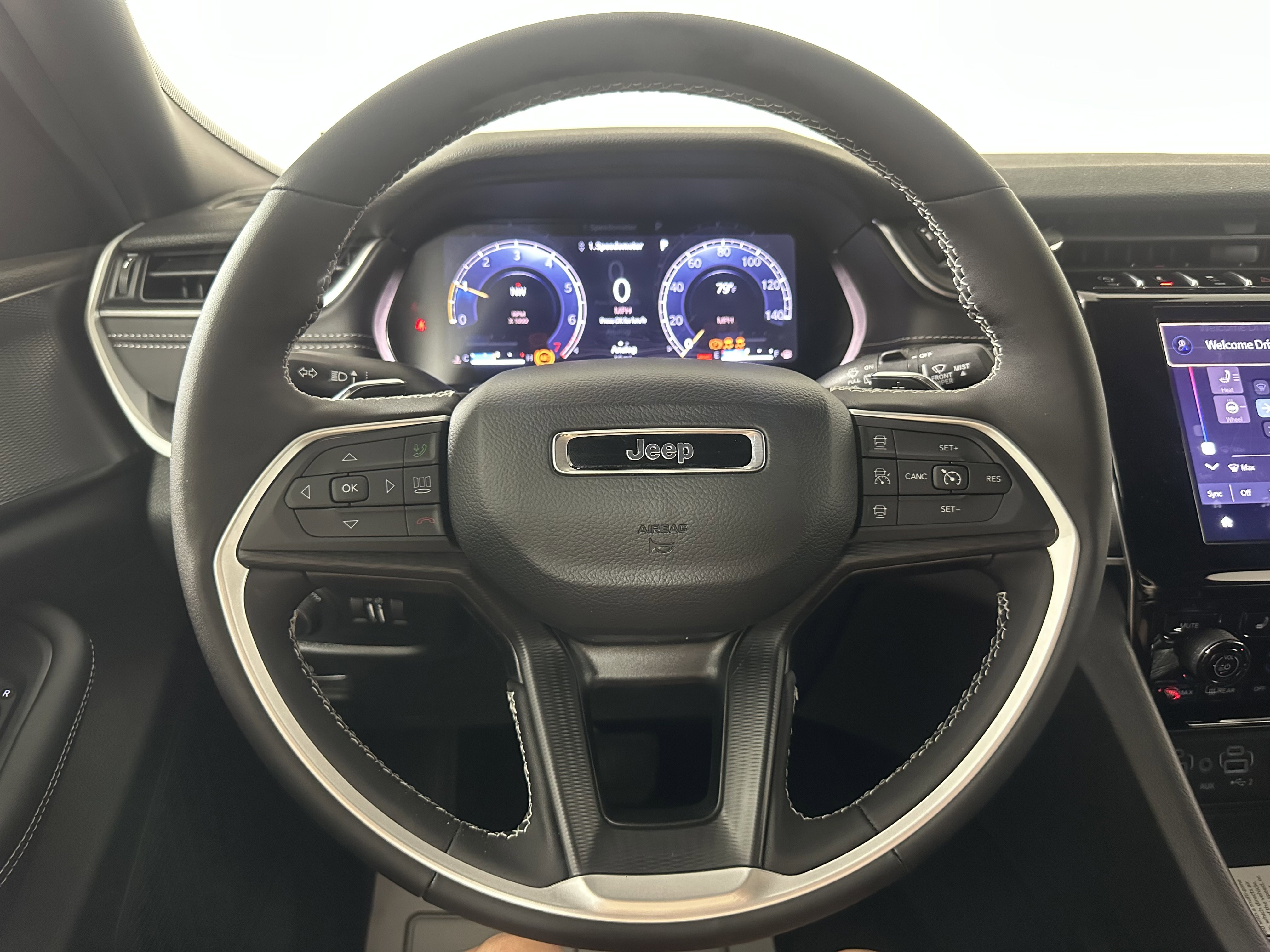 New 2026 Bright White Clear-Coat Exterior Paint Jeep Laredo X image 12