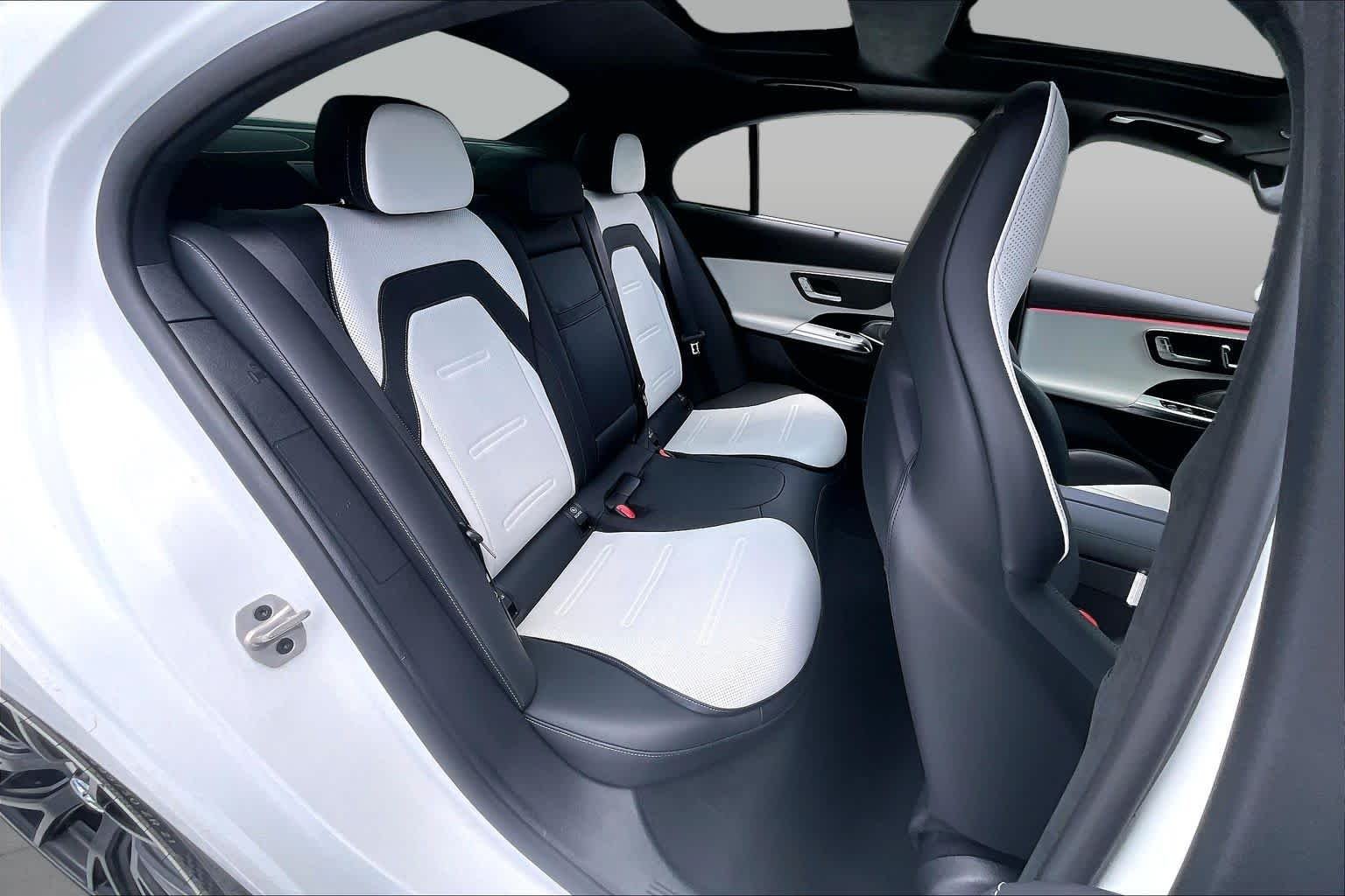 Used 2025 MANUFAKTUR Moonlight White Magno Mercedes-Benz AMG® E 53 E image 20