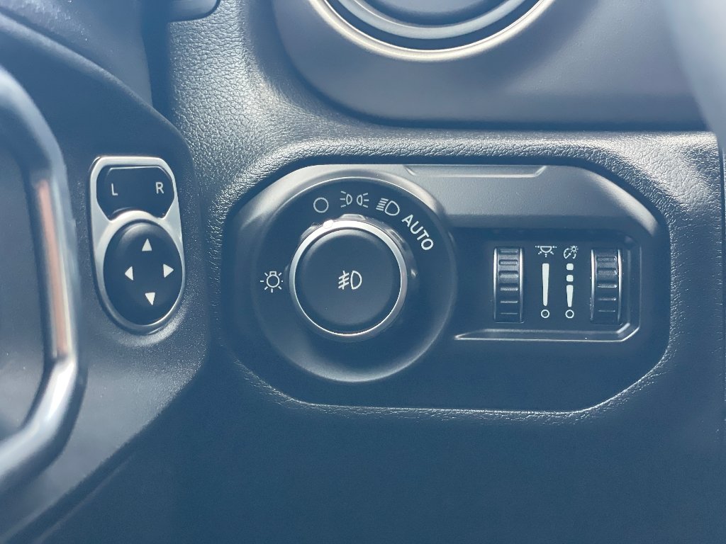 Used 2018 Granite Crystal Metallic Clearcoat Jeep Sport S image 11