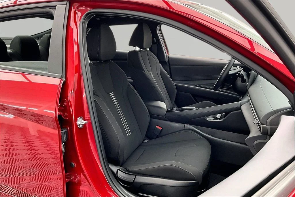 Used 2025 Red Hyundai SEL Sport image 7