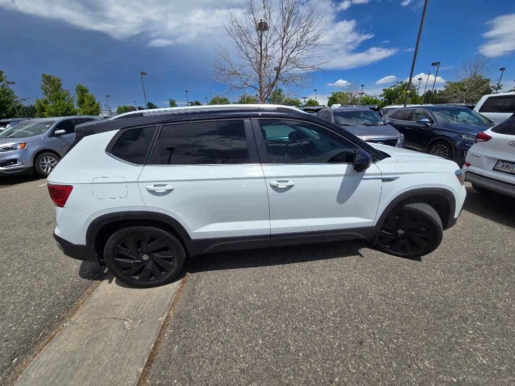Used 2024 Pure White Volkswagen SE image 16