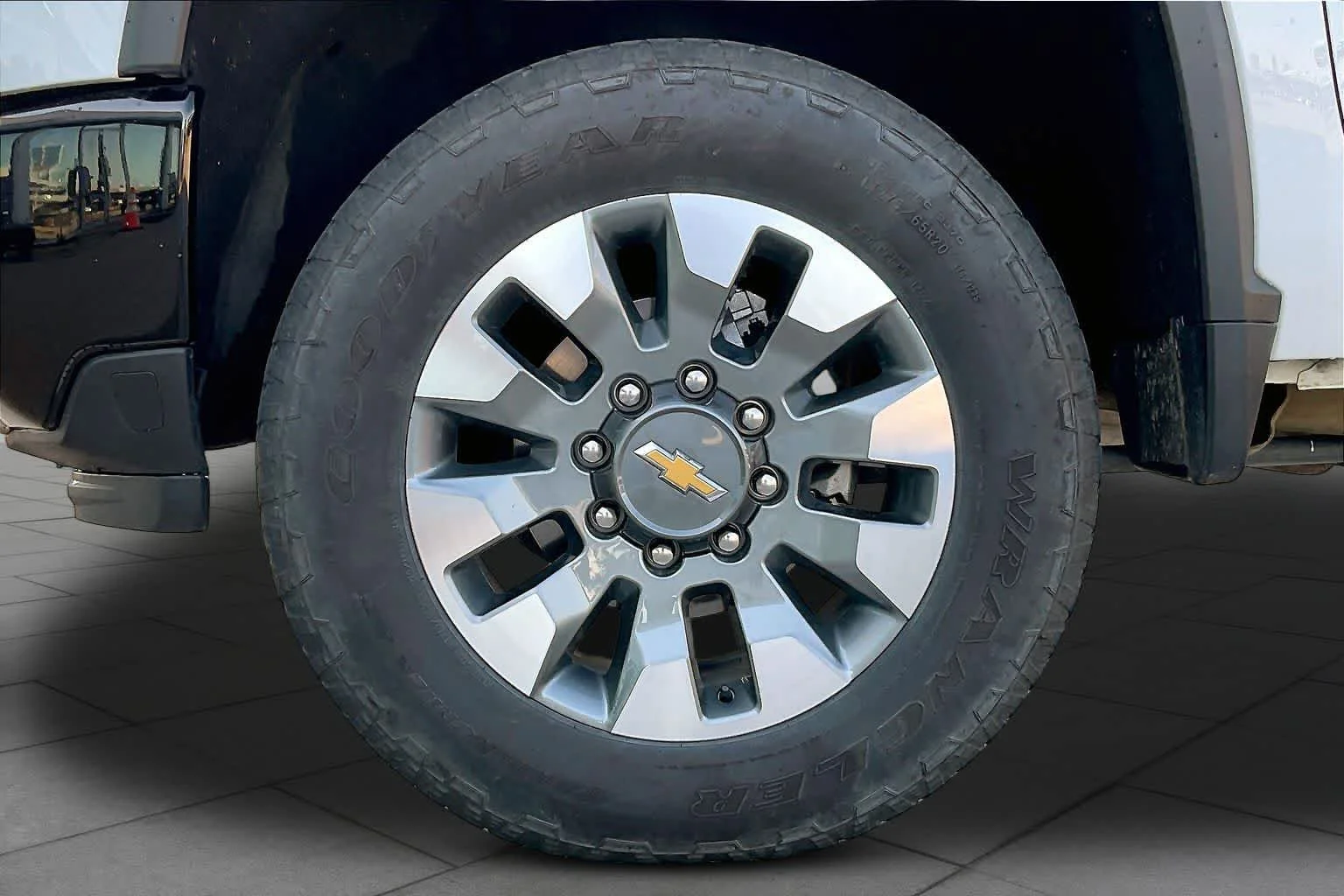 Used 2025 Summit White Chevrolet Custom image 9