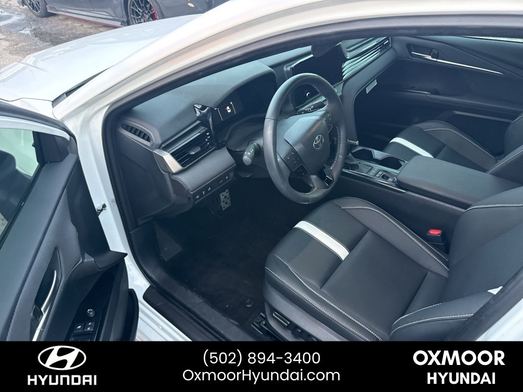 Used 2025 Ice Cap Toyota SE image 4