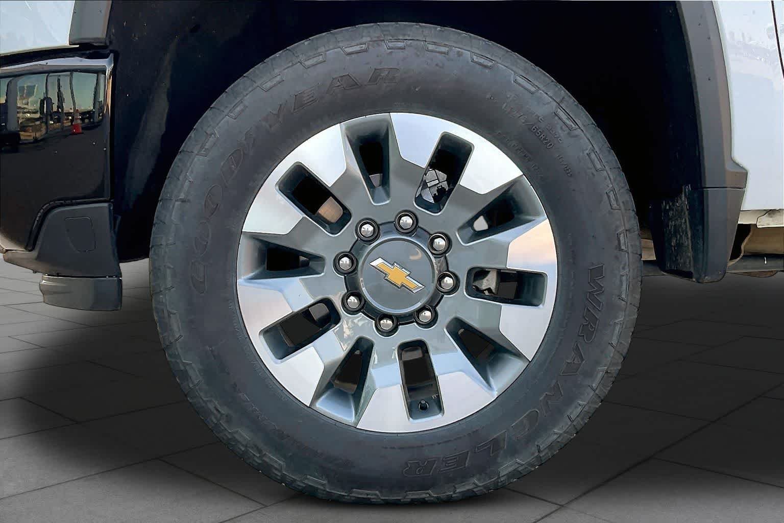 Used 2025 Summit White Chevrolet Custom image 9
