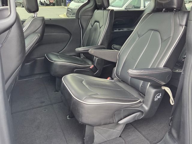 Used 2025 White Chrysler Limited image 12
