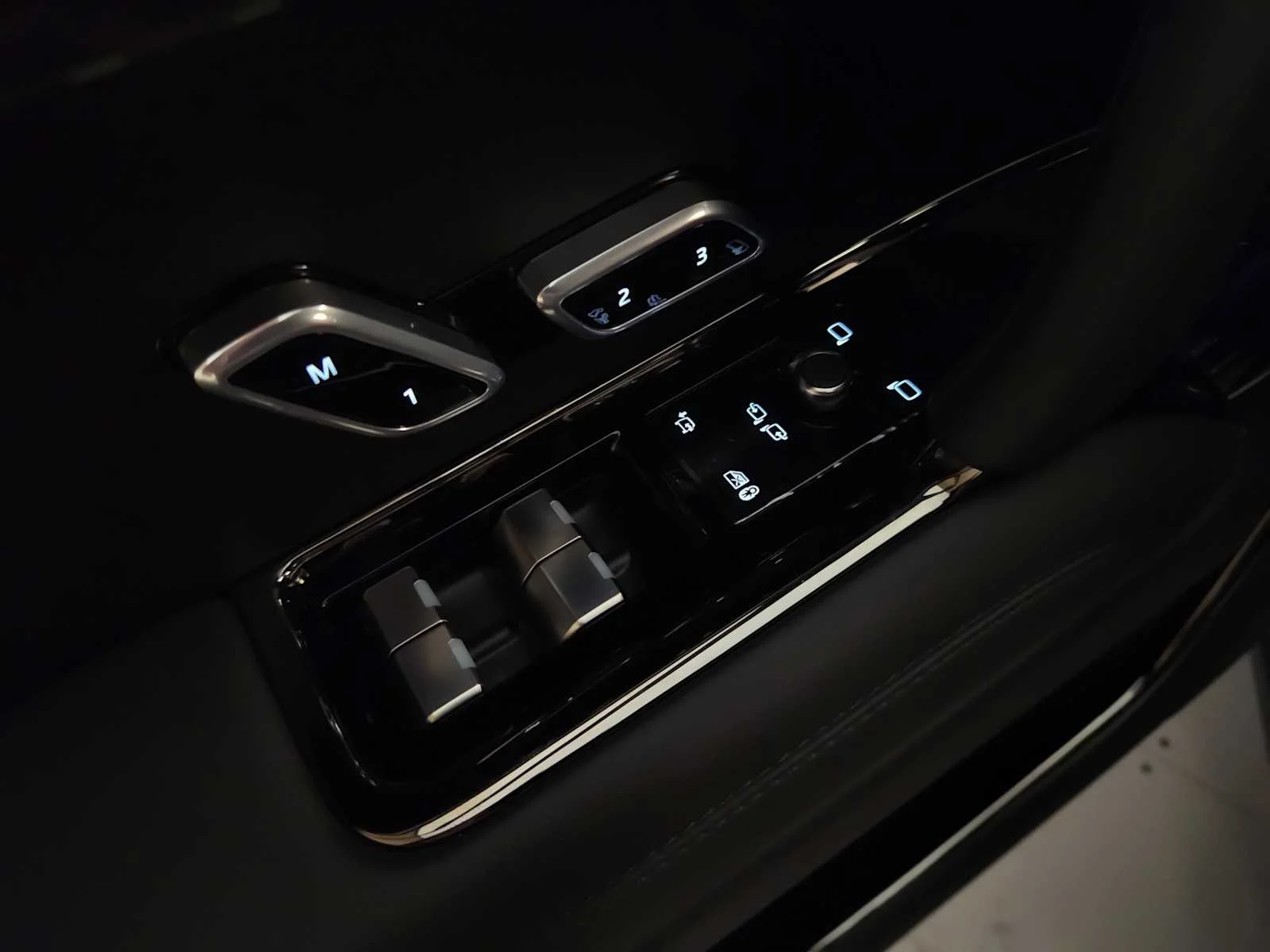 New 2026 Fuji White Land Rover Dynamic SE - P400 image 36