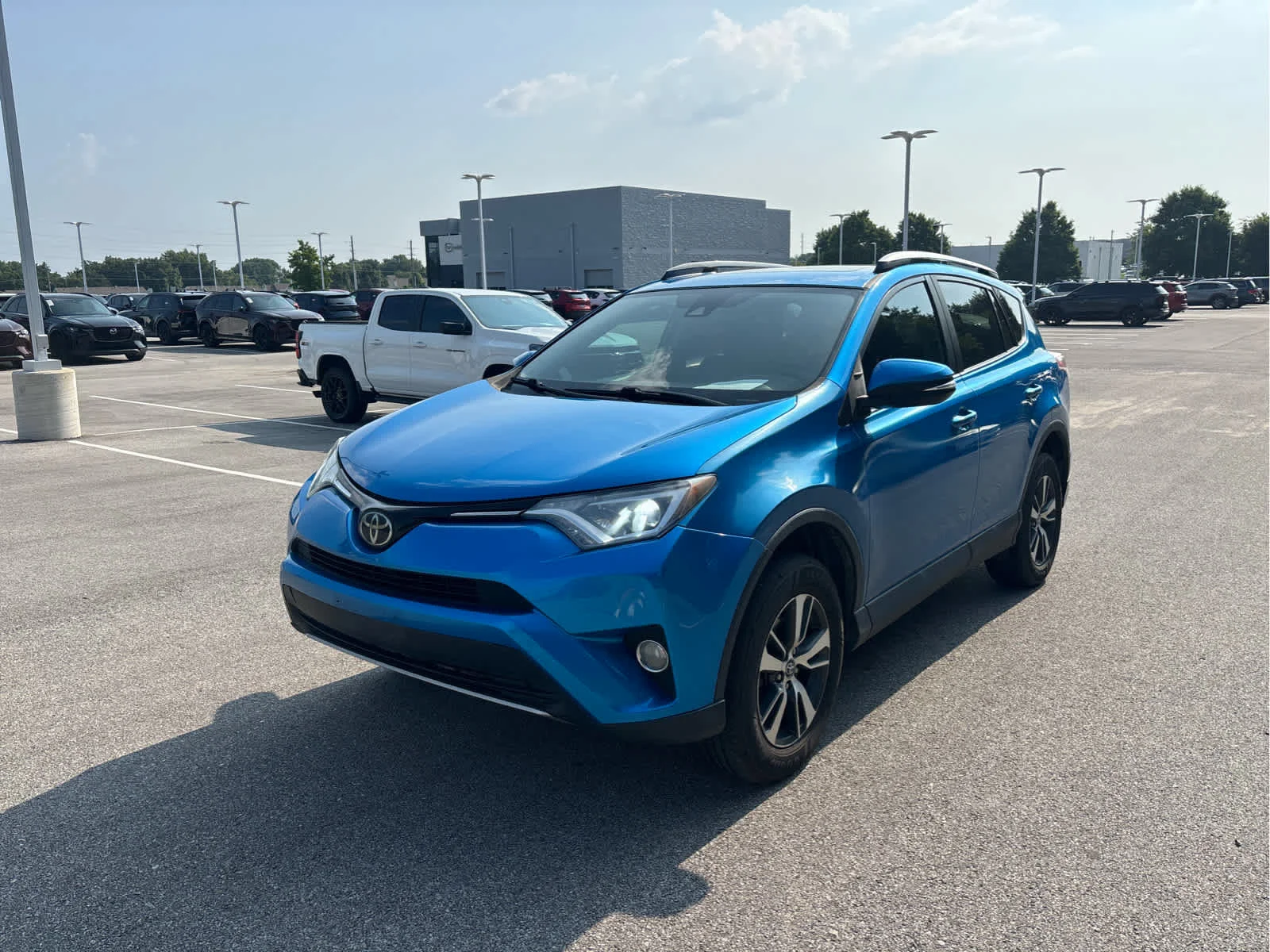 Used 2018 Toyota RAV4 XLE with VIN 2T3WFREV1JW454403 for sale in Kansas City