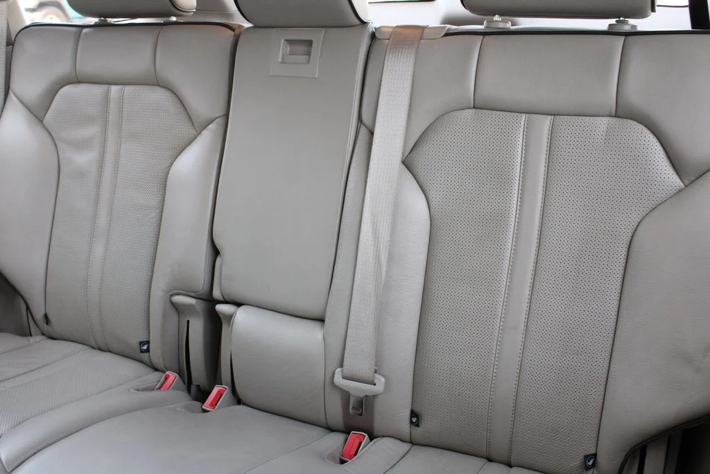 Used 2012 Beige Lincoln Base image 23