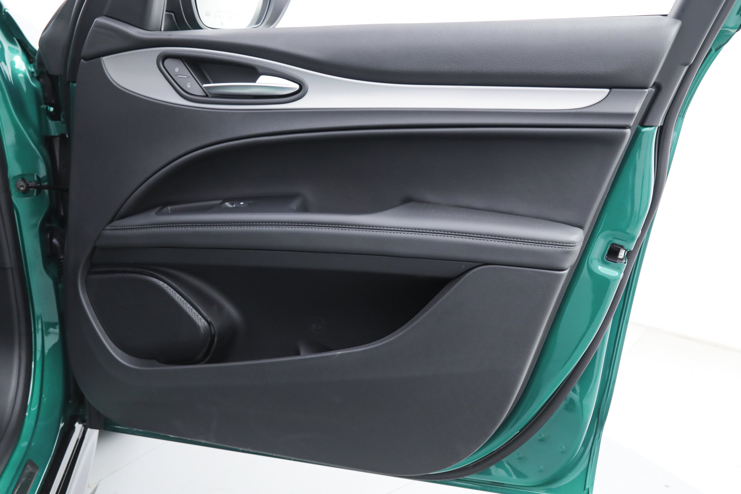 New 2026 Verde (Green) Fangio Metallic Exterior Paint Alfa Romeo  image 9