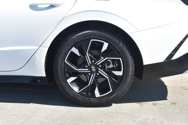 Used 2024 White Hyundai SEL image 8