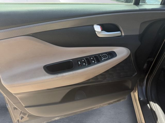Used 2019 Black Hyundai SE image 12