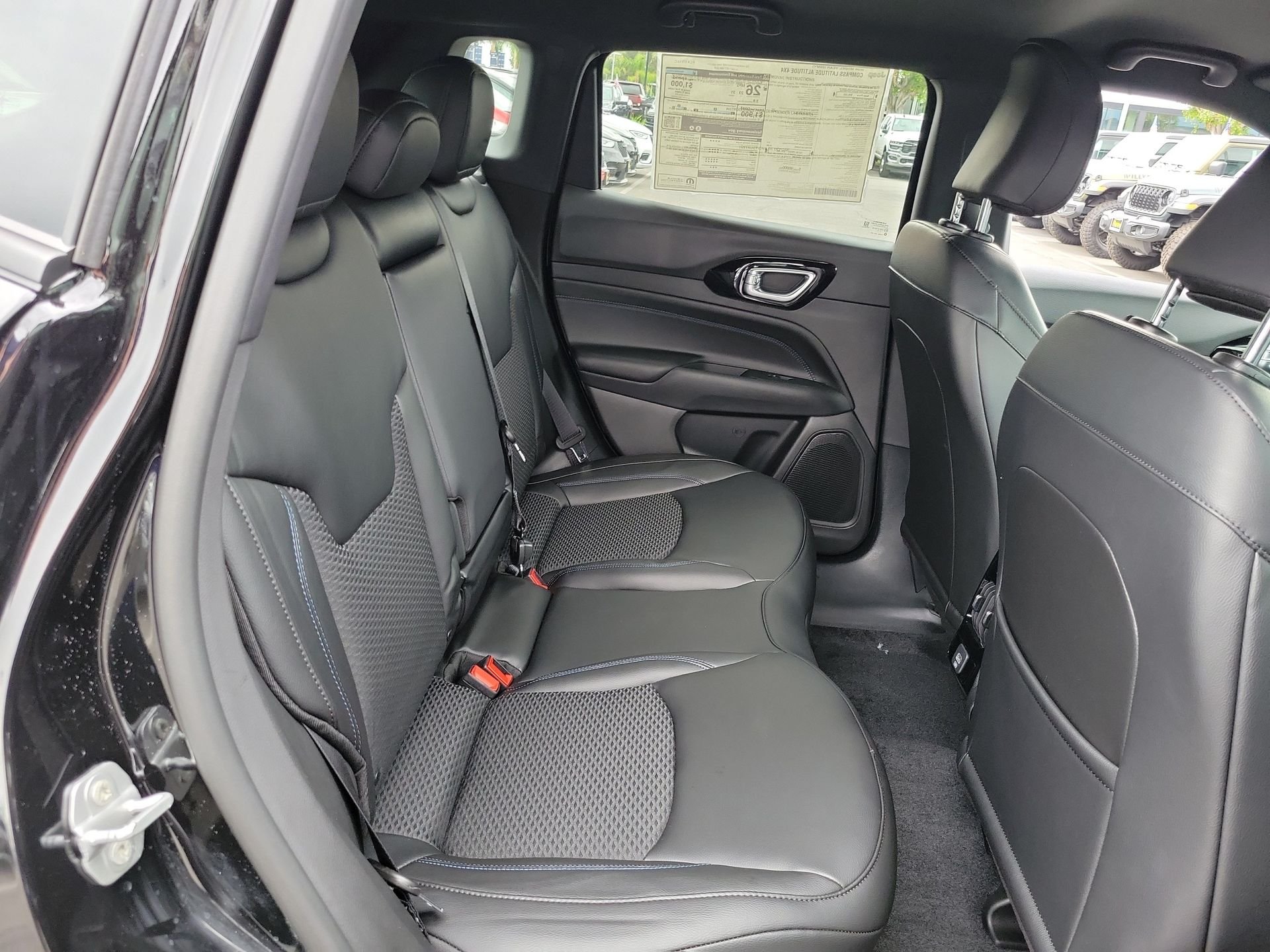 New 2026 Diamond Black Crystal Pearl-Coat Exterior Paint Jeep Latitude image 18