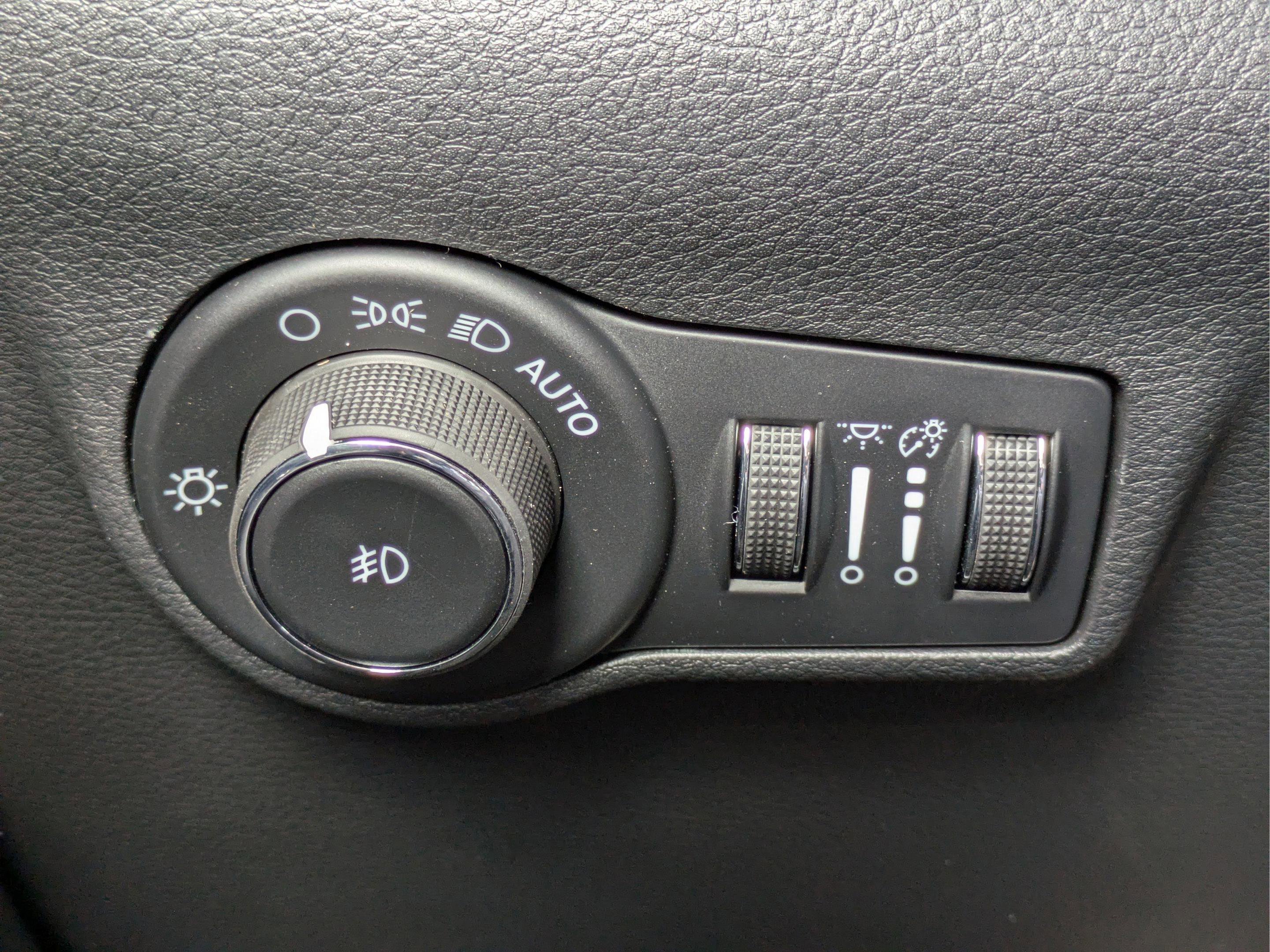 New 2026 Hydro Blue Pearlcoat Jeep Latitude Altitude image 28