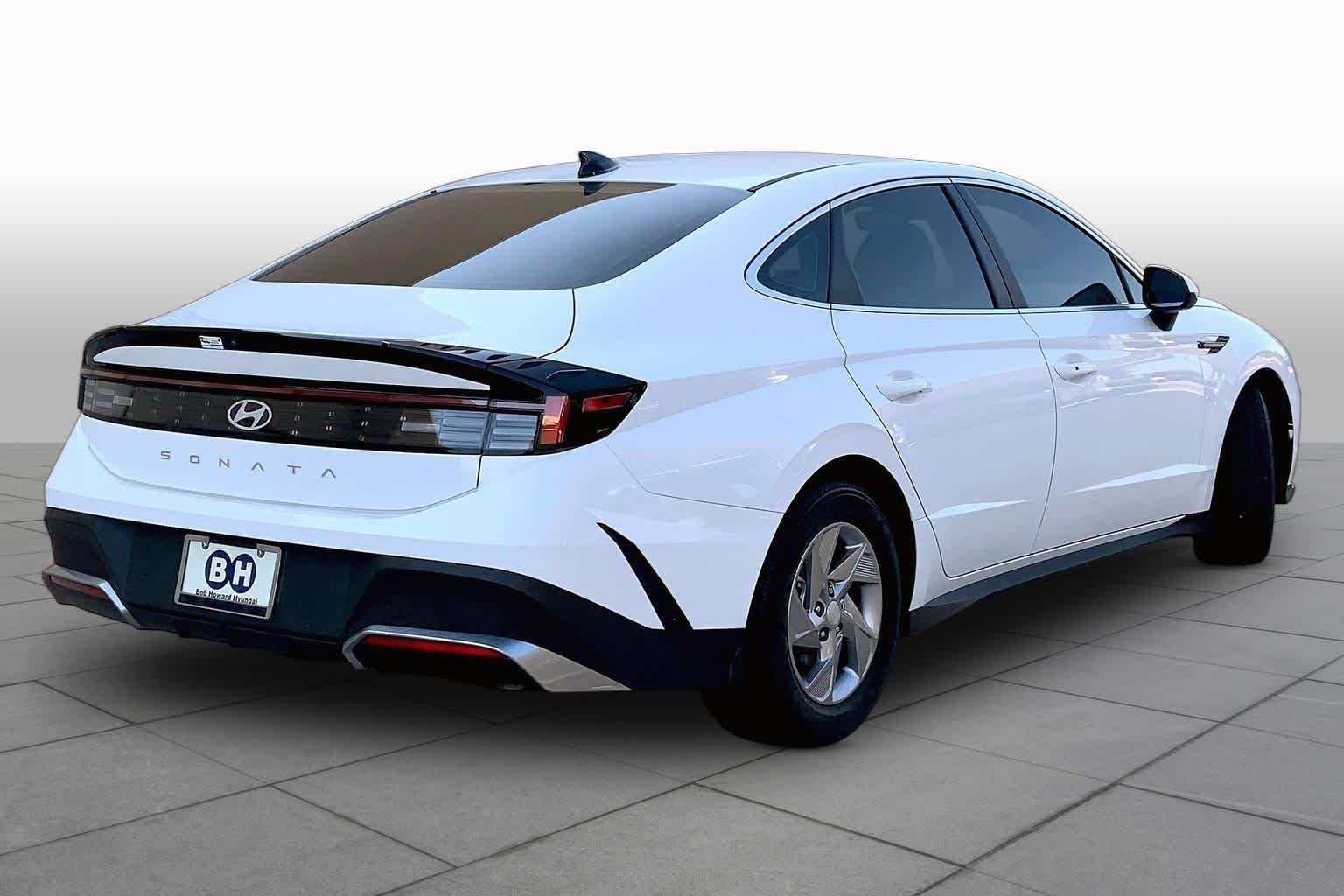 Used 2025 Serenity White Hyundai SE image 12