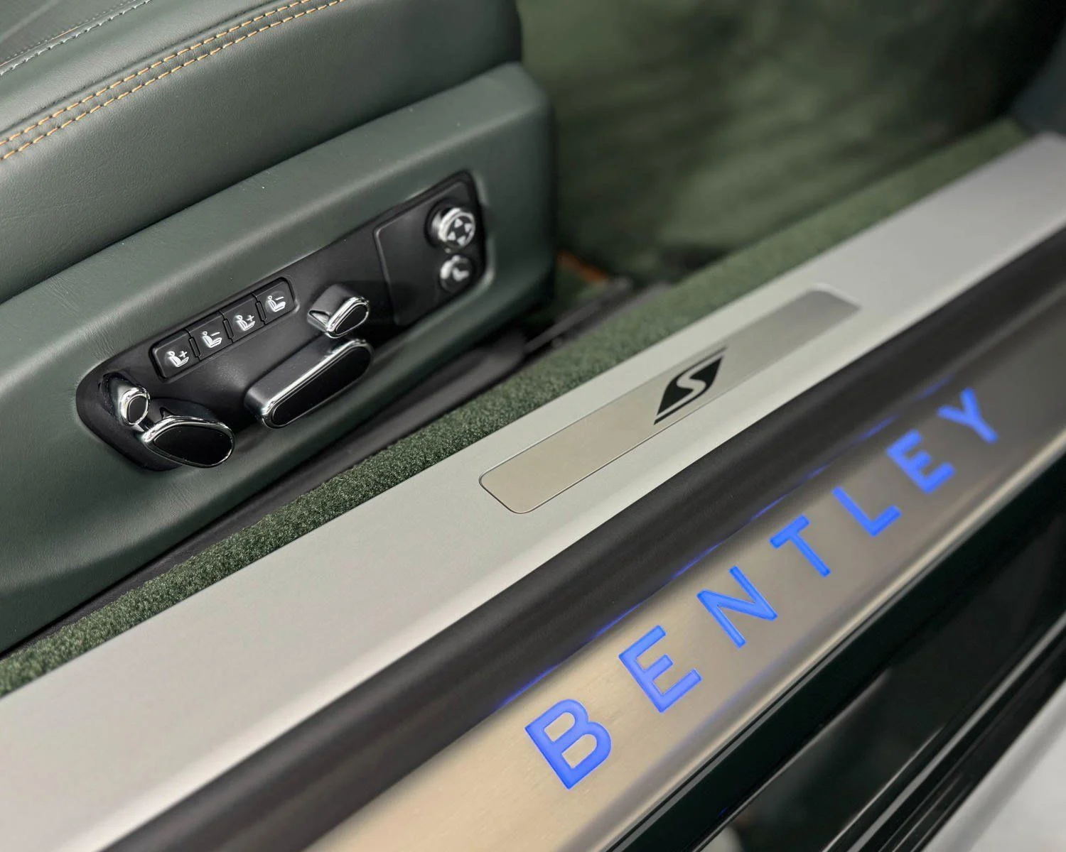 Used 2024 Green Bentley V8 S image 38