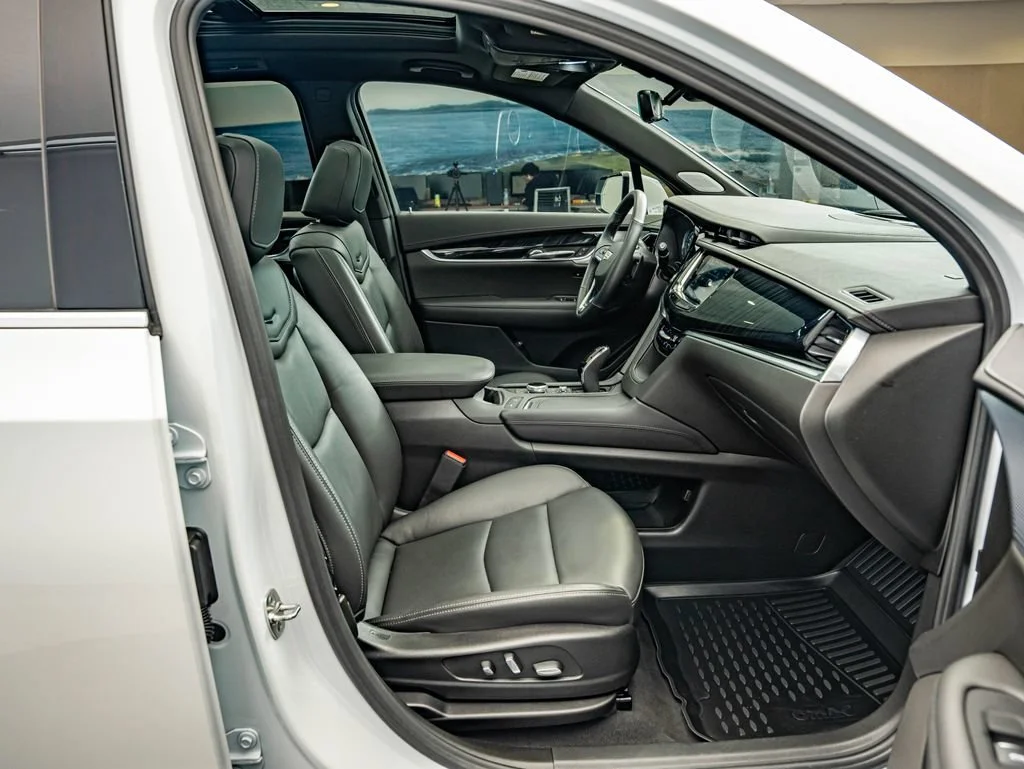 Used 2025 Crystal White Tricoat Cadillac Premium Luxury image 36