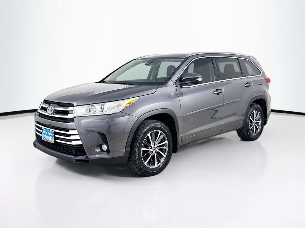 Used 2018 Gray Toyota XLE image 3