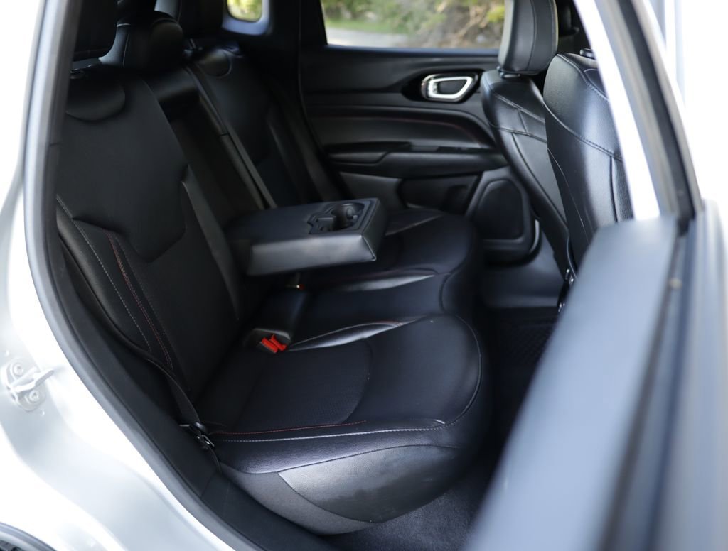 Used 2025 Silver Jeep Trailhawk 4x4 image 27