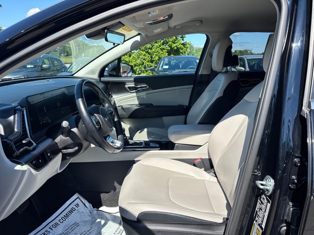 Used 2023 Black Kia EX image 17
