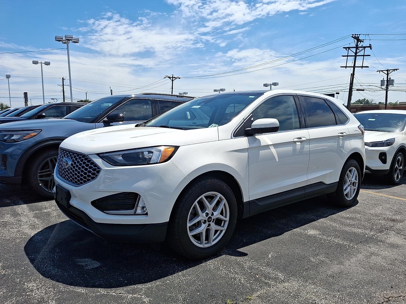 Certified Used 2023 Star White Ford SEL image 3