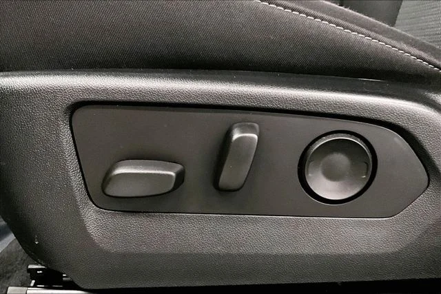 Used 2024 Summit White GMC Elevation image 31