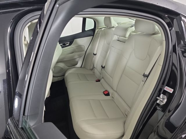 Used 2019 Black / Stone Volvo T5 Momentum image 24