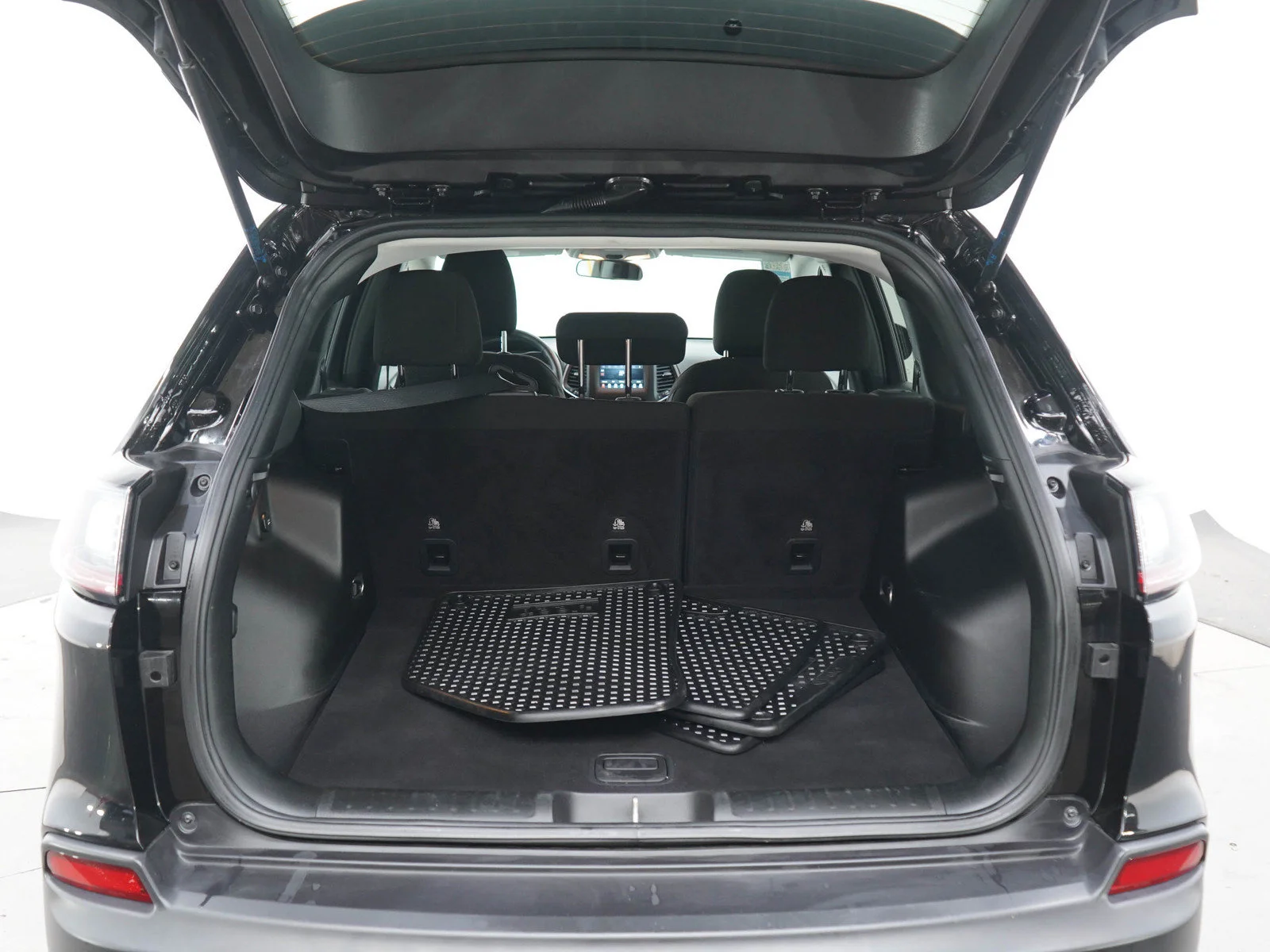 Used 2019  Jeep Latitude image 16