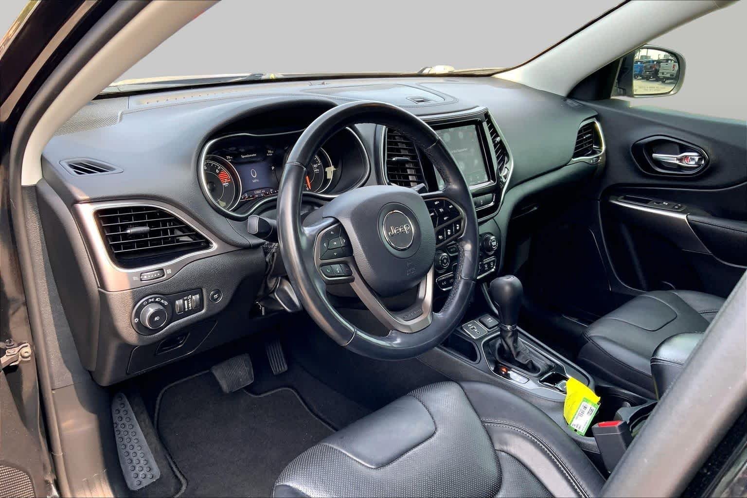Used 2020 Diamond Black Crystal Pearlcoat Jeep Limited image 16