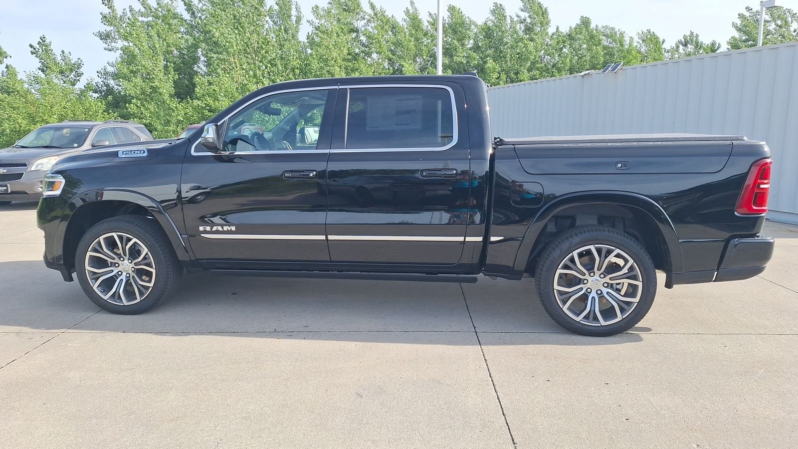 New 2026 Diamond Black Crystal Pearl-Coat Exterior Paint RAM Tungsten image 7